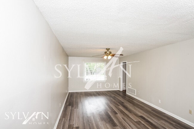 Building Photo - Enjoy the coziness of this darling home