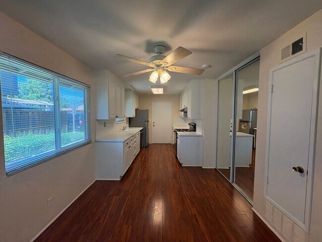 Foto del edificio - 2 bedroom condo is central location near e...