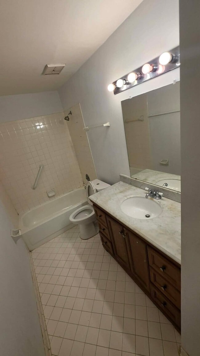 Photo - 3453 NW 44th St (Lauderdale Lakes, FL) Apartment