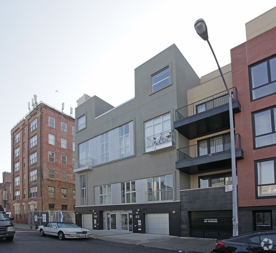 Primary Photo - 42-44 Meserole St