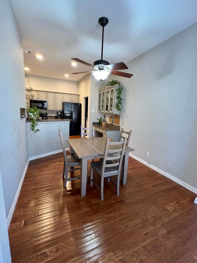 Foto del edificio - 10809 Stone Canyon Rd
