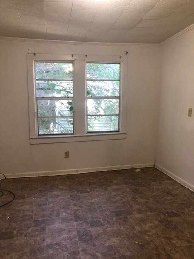 Building Photo - 3 bedroom, 1 bathroom home in Lafayette!