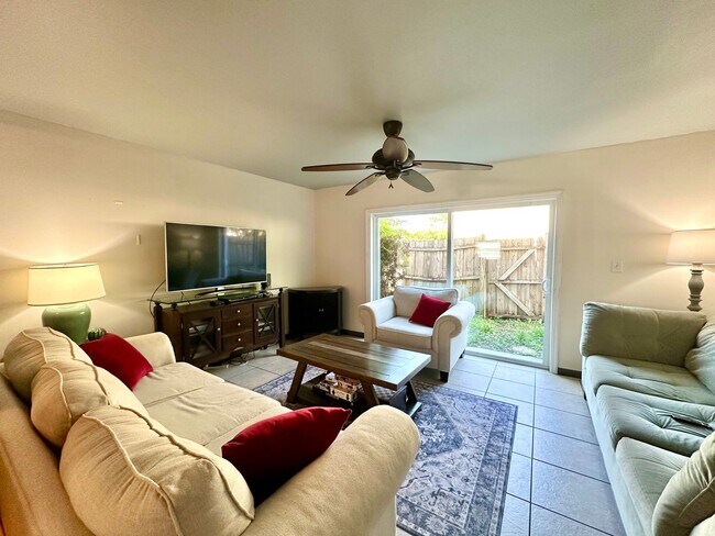 Foto del edificio - Simple & comfortable 2Beds/1Bath condo-liv...