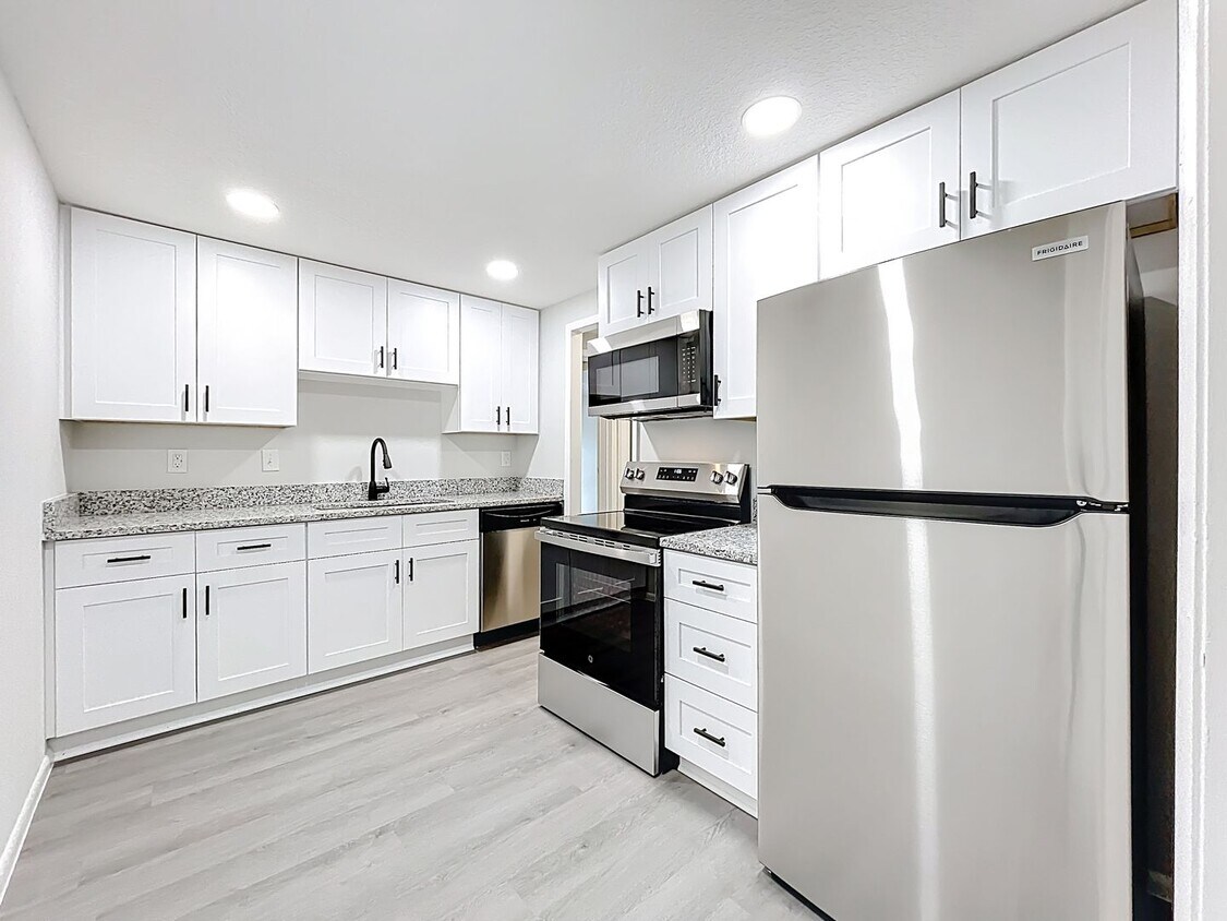 Foto principal - Renovated 2 Bedroom 1 Bathroom Apartment |...