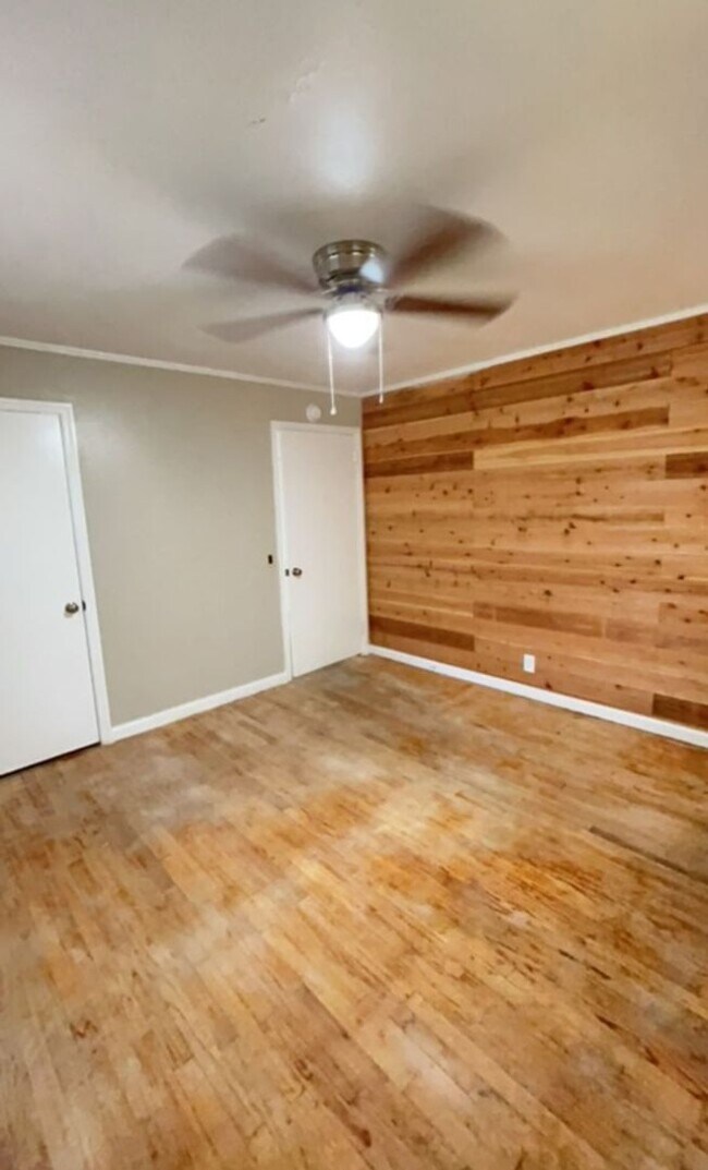 Building Photo - 2 Bed 1 Bath Brick House