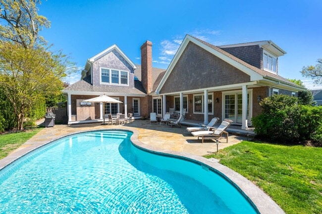 Building Photo - 32 W Neck Cir