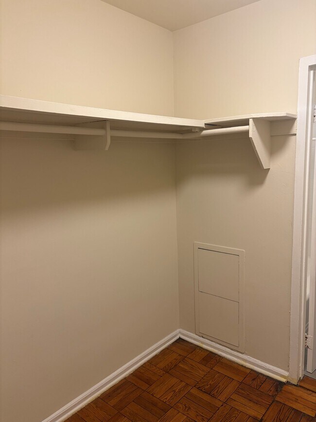Foto del edificio - 3435 Holmead Pl NW