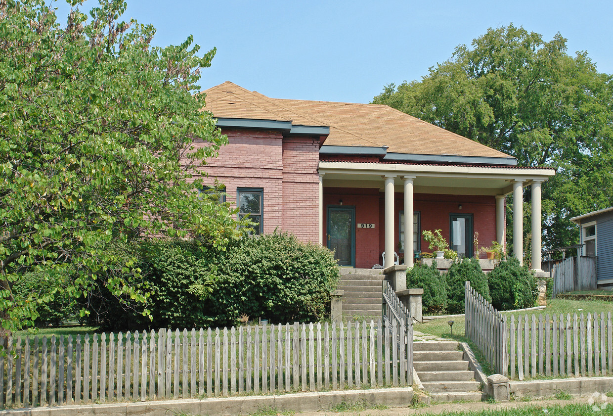 Building Photo - Fatherland House