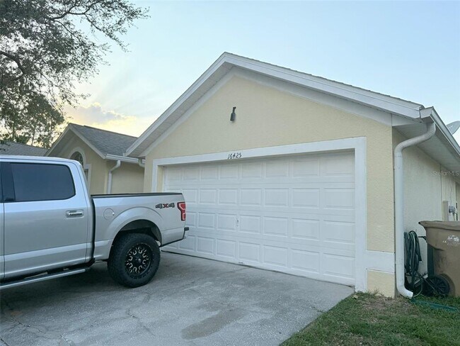 Foto del edificio - 16425 Golden Eagle Blvd