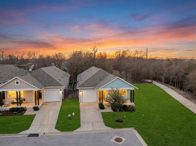 Foto del edificio - 313 Michaelis Dr