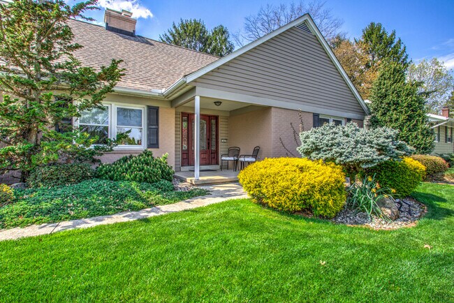 Building Photo - 1827 Larchmont Lane
