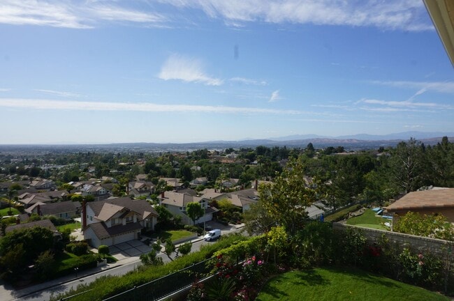 Building Photo - Huge Estate Home With Panoramic Views
