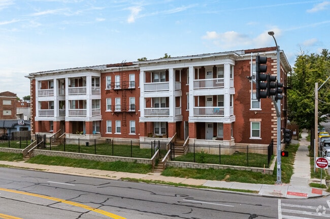 Building Photo - Oasis on Linwood