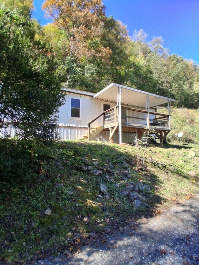 Building Photo - 462 Tunnel Mountain Rd