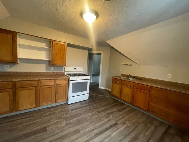 Foto del edificio - Recently Updated - Upper One Bedroom with Washer/Dryer!