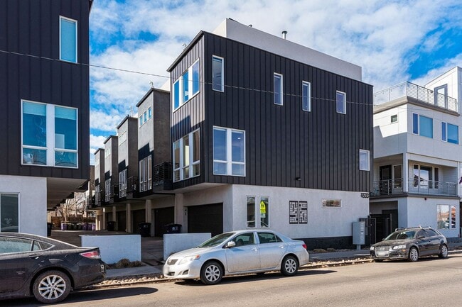 Photo - ROOFTOP DECK + spacious END UNIT townhome in Berkeley Neighborhood!