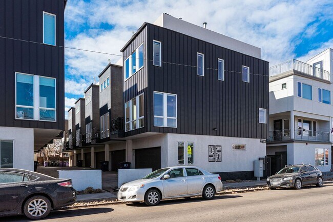 Foto del edificio - ROOFTOP DECK + spacious END UNIT townhome in Berkeley Neighborhood!