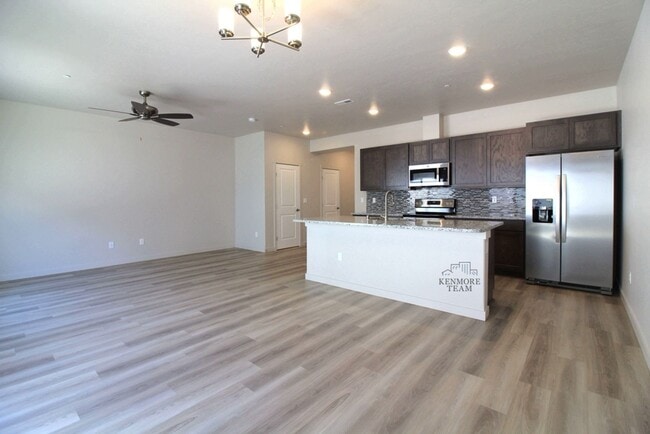 Building Photo - 3 Bedroom, 2.5 Bath Townhome in Central Kennewick
