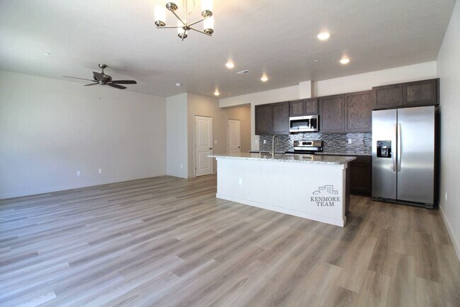Foto del edificio - 3 Bedroom, 2.5 Bath Townhome in Central Kennewick