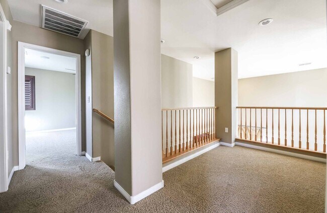 Foto del edificio - Two story 3 BEDROOM home located in the so...