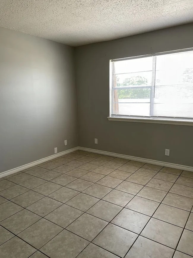 Building Photo - 881 Ridgewood Dr