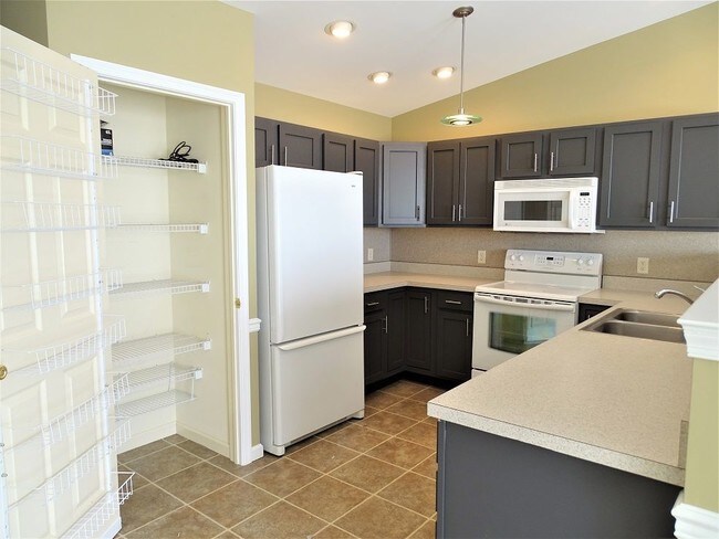 Building Photo - 4144 Green Park Dr