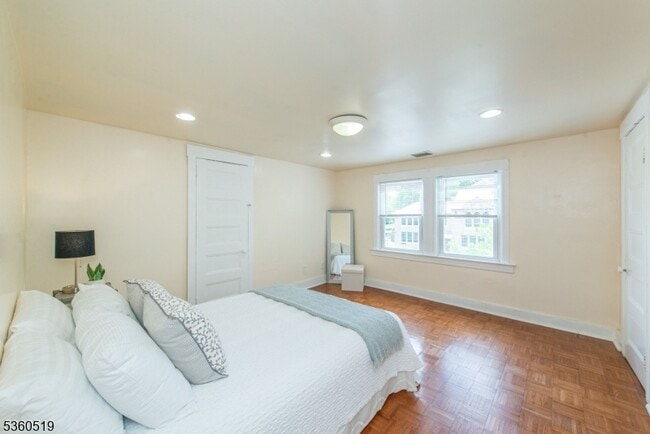 Building Photo - 165 Hillside Ave