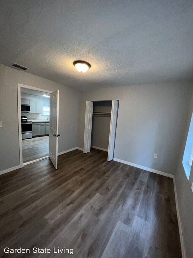 Building Photo - 3 br, 1 bath House - 2871 W 4th street