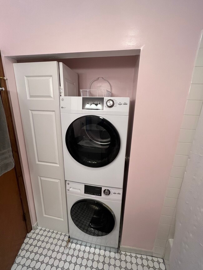 In-unit washer and dryer - 1413 Grace St