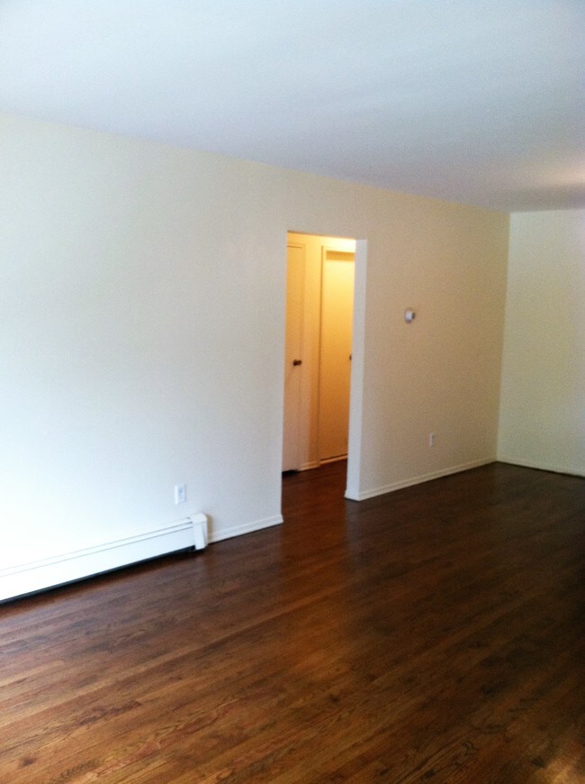 pisos de madera dura - 538 W 7th St