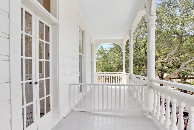Foto del edificio - Garden District Living in newly restored Mansion with Private Balcony