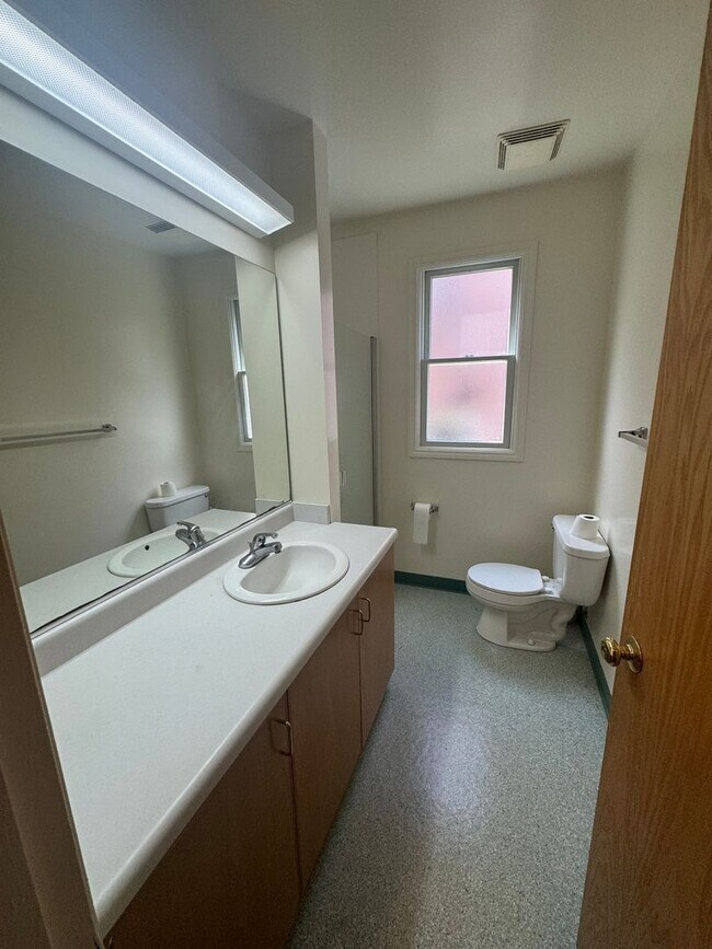 Foto del edificio - Coming Soon (June 2025) Spacious 3bdr/2bath units available for a lease ending May 30. Building i...