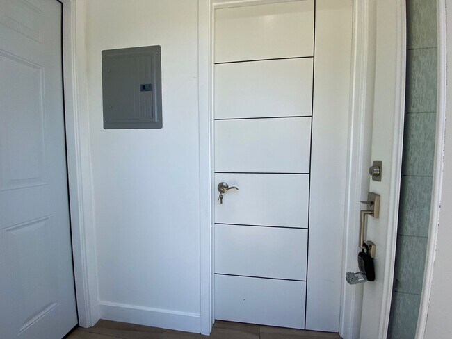 Building Photo - Chic & Private Ground-Level Studio | Priva...