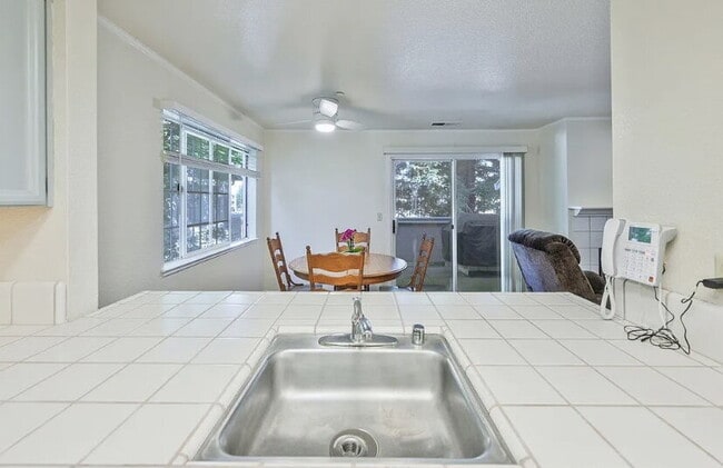 Foto del edificio - A spacious open floorplan with a living ro...