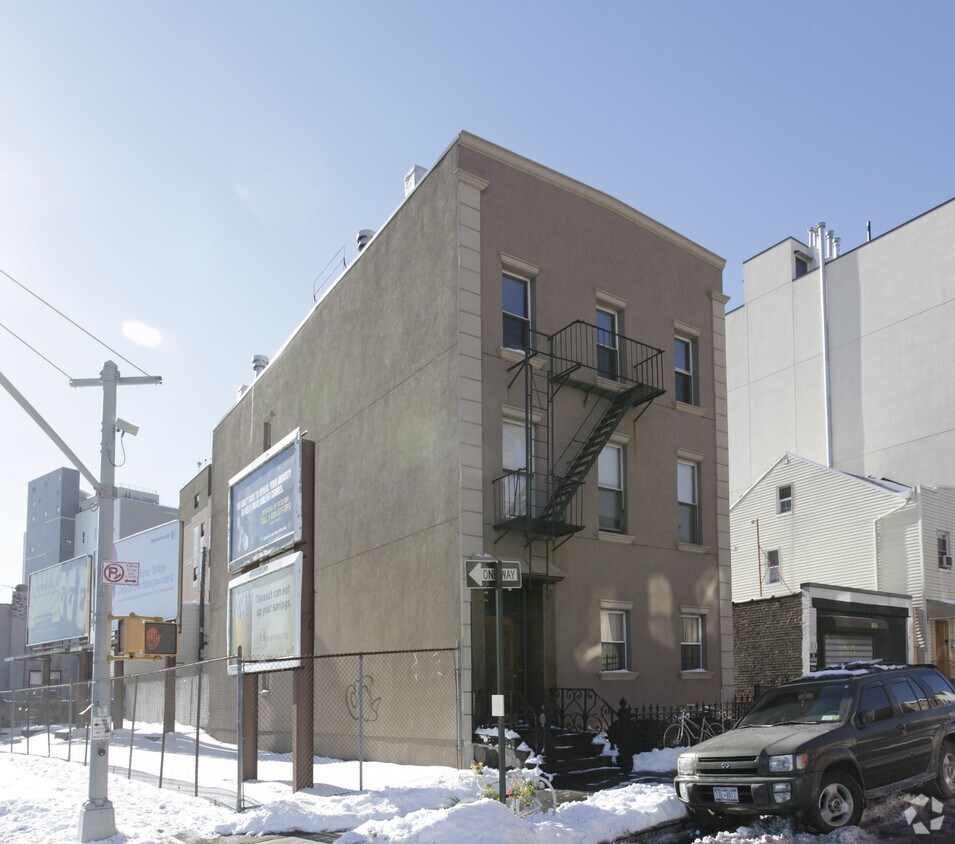 Primary Photo - 212 Kent St