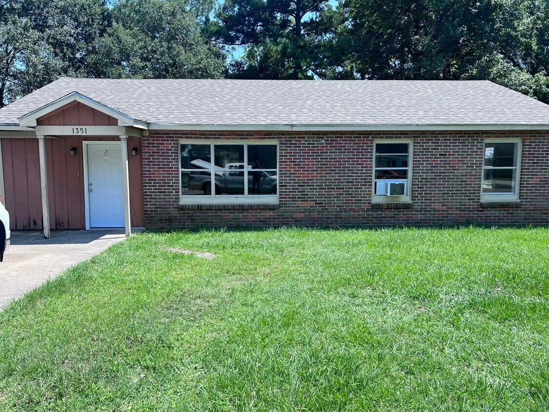 Primary Photo - 1351 W Gulf Field Dr