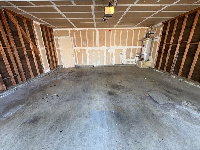 Building Photo - Move in ready home available now!