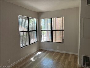 Building Photo - 530 Elm Dr