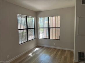 Building Photo - 530 Elm Dr