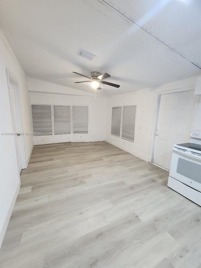 Foto del edificio - 21870 NW 1st St