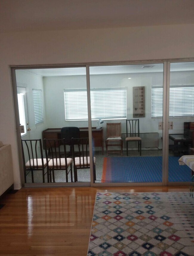 Building Photo - Furnished 3 Bedroom
