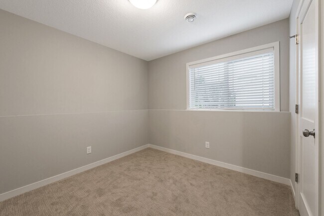 Building Photo - 2762 Clover Ridge Dr