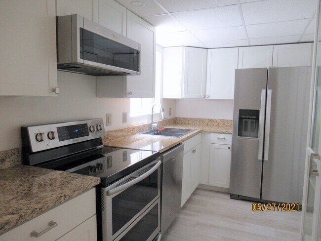 Building Photo - End Unit Town Home in Twelve Oaks
