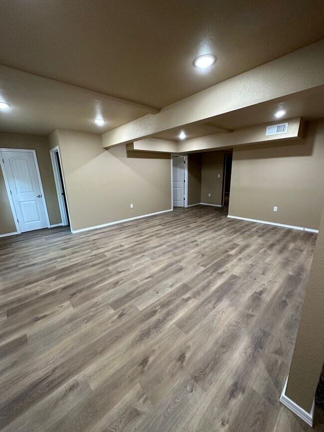 Foto del edificio - 4 BED 2 FULL BATH