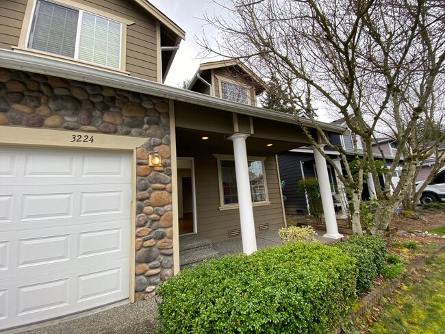 Building Photo - 4 bed 2.5 bath with formal living room