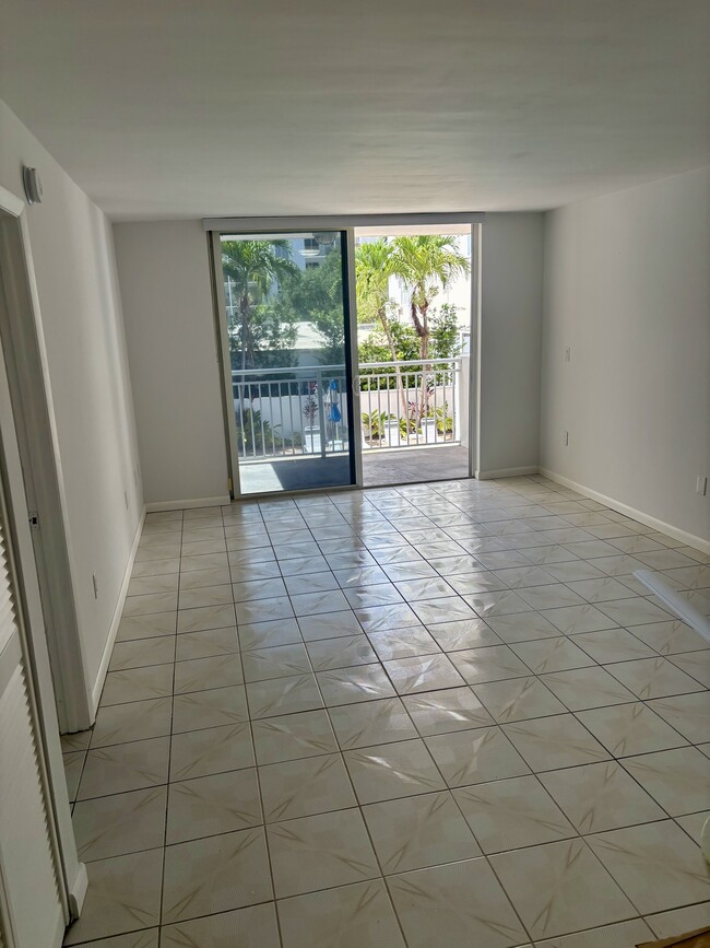 Building Photo - 1665 Bay Rd