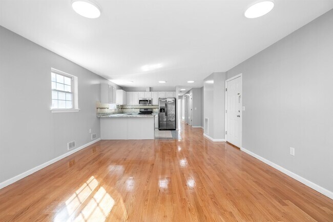 Foto del edificio - 275 Danforth Ave