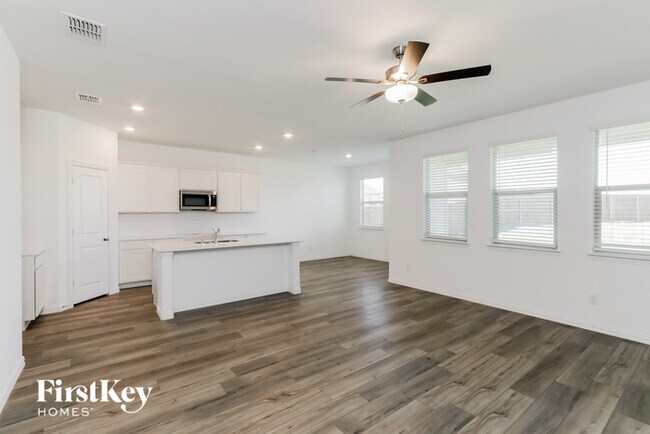 Foto del edificio - 5475 Montrose Dr