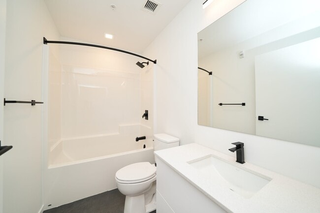 Building Photo - 127 Bannatyne Av