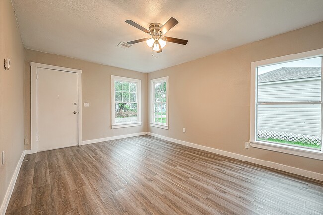 Building Photo - 4 Jennische St